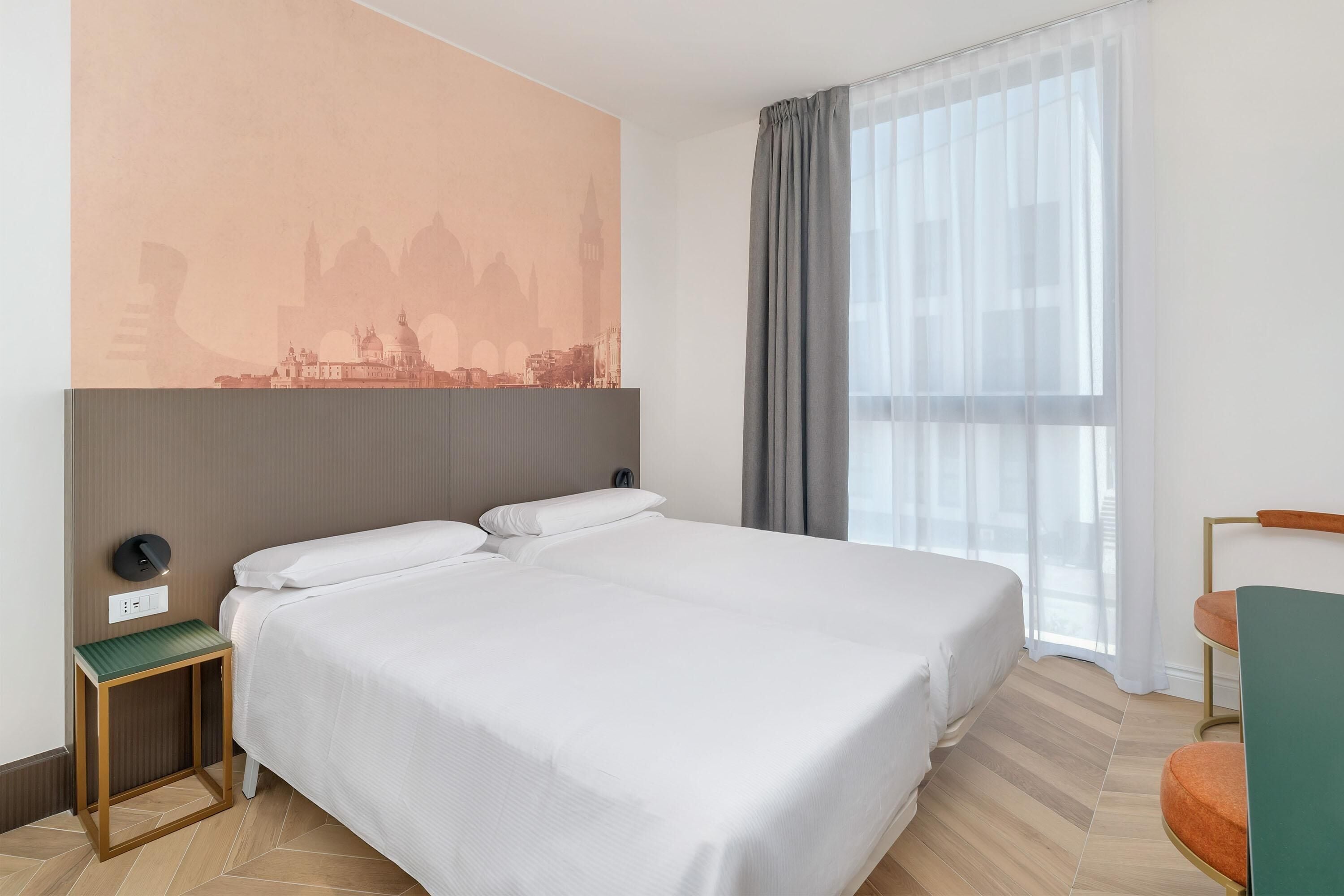 Standard-Doppel- oder -Zweibettzimmer | Zimmersafe, Schreibtisch, kostenloses WLAN, Bettwäsche