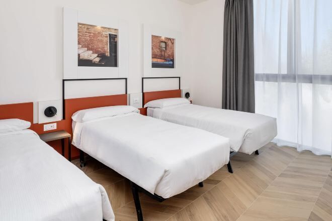 客房内保险箱、办公桌、免费 WiFi、床单