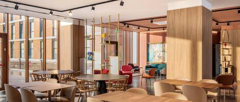 Un intérieur moderne avec des tables et des chaises rondes, une grande colonne en bois et une vue dégagée grâce à de grandes fenêtres.
