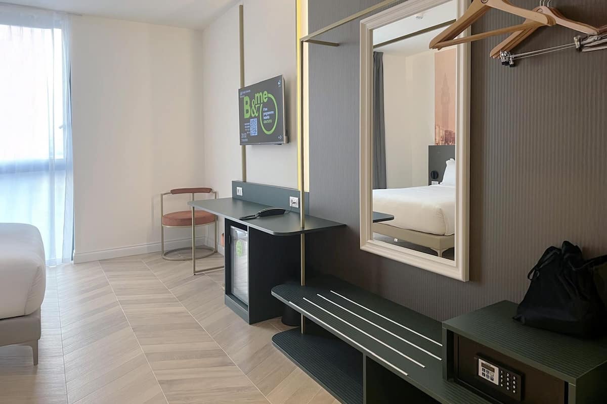 Habitación doble superior | Caja fuerte, escritorio, wifi gratis y ropa de cama