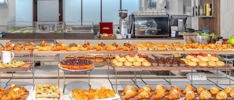 Petit déjeuner continental (15 EUR par personne)
