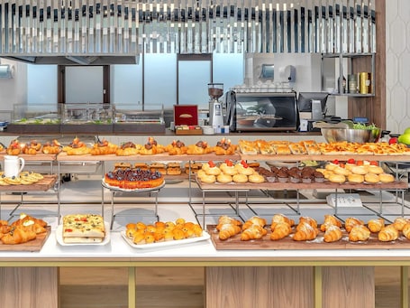 Daily continental breakfast (EUR 15 per person)