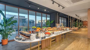 Petit déjeuner continental (15 EUR par personne)