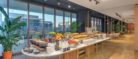 Daily continental breakfast (EUR 15 per person)