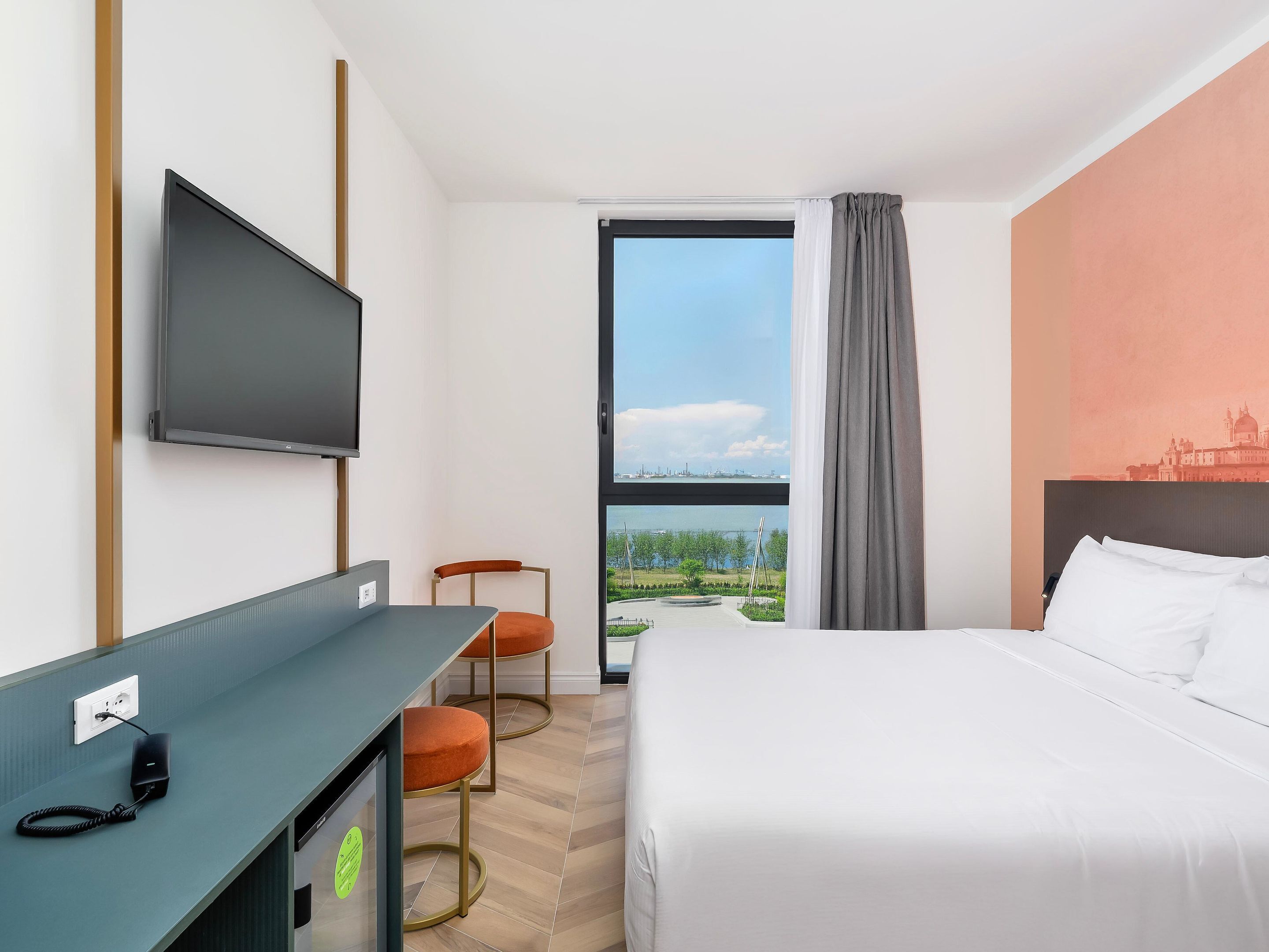 Zimmersafe, Schreibtisch, kostenloses WLAN, Bettwäsche