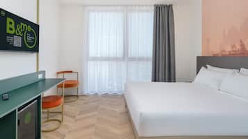 In-room safe, desk, free WiFi