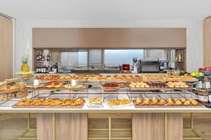 Daily continental breakfast (EUR 15 per person)