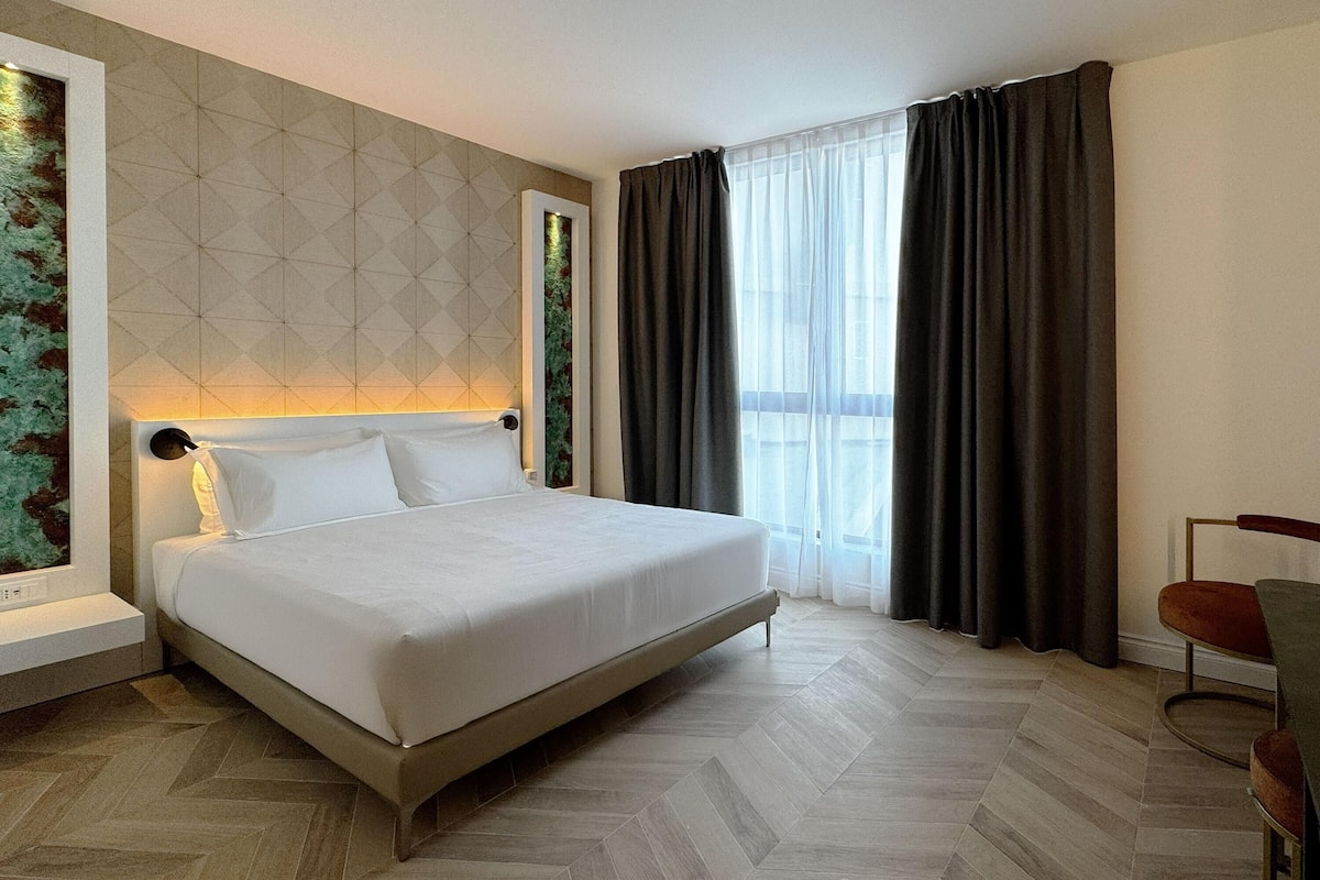 Double King Room with View | Safe på rommet, skrivebord, wi-fi (inkludert) og sengetøy