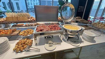 Tägliches kontinentales Frühstück (15 EUR pro Person)