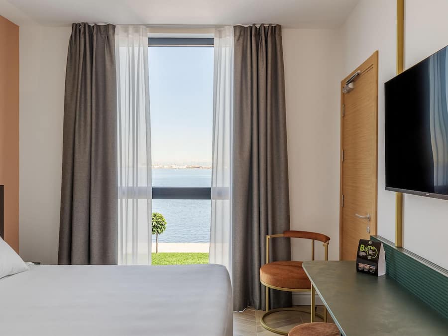 Double King Room with View | In-room safe, desk, cribs/infant beds, free WiFi