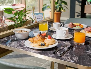 Daily continental breakfast (EUR 15 per person)