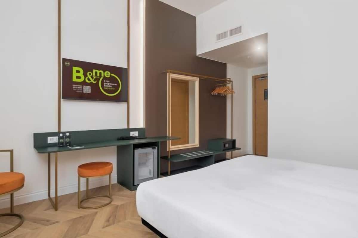 In-room safe, desk, free WiFi