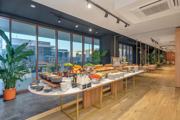 Daily continental breakfast (EUR 15 per person)