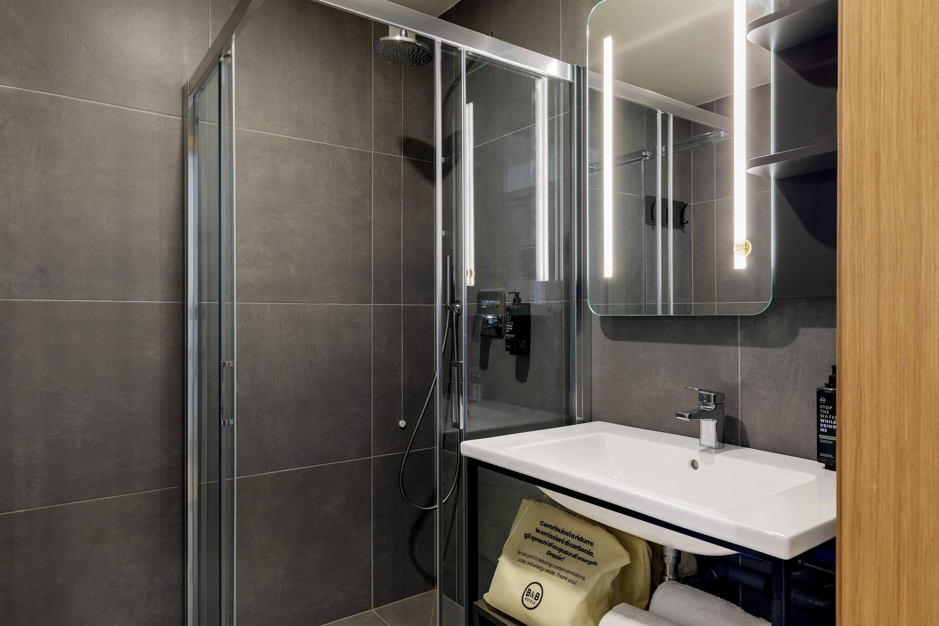 Douche, articles de toilette gratuits, sèche-cheveux, bidet