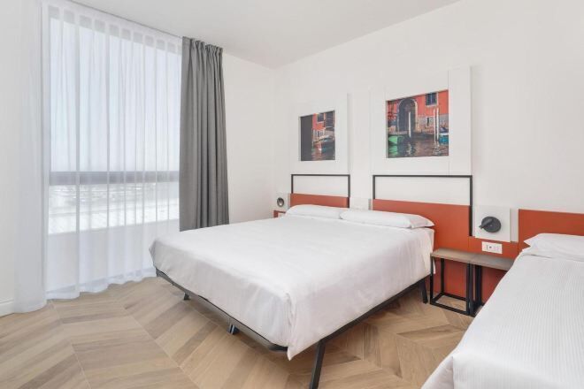 客 房内保险箱、办公桌、免费 WiFi、床单