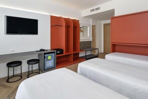 Standaard driepersoonskamer | Een kluis op de kamer, een bureau, gratis wifi, beddengoed