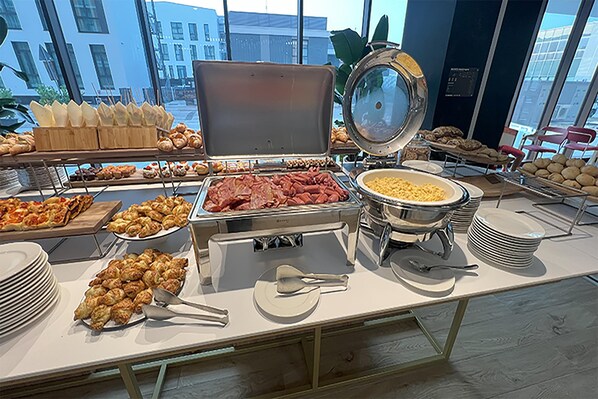 Tägliches kontinentales Frühstück (15 EUR pro Person)