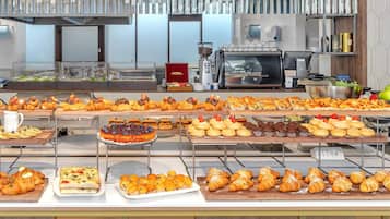 Daily continental breakfast (EUR 15 per person)
