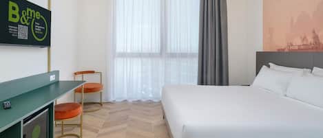 Caja fuerte, escritorio, wifi gratis y ropa de cama