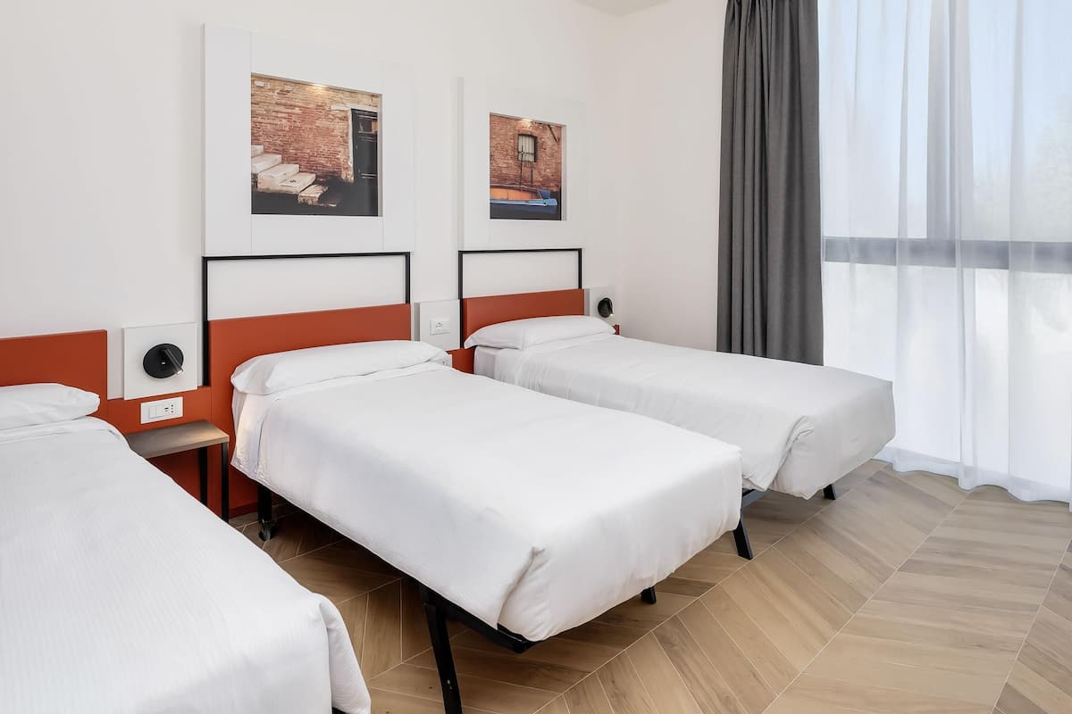 Habitación triple estándar | Caja fuerte, escritorio, wifi gratis y ropa de cama