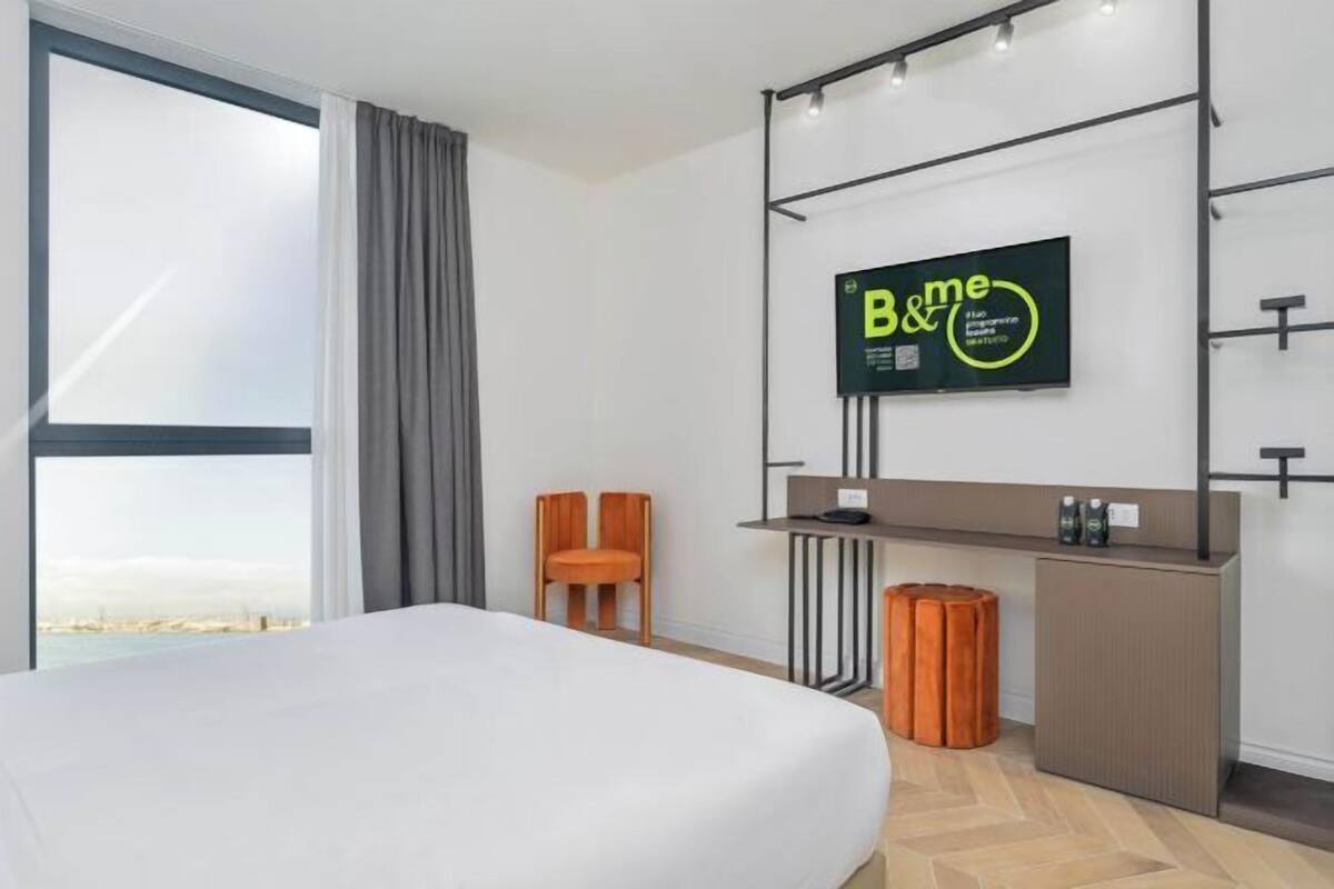 Een kluis op de kamer, een bureau, babybedden (toeslag), gratis wifi