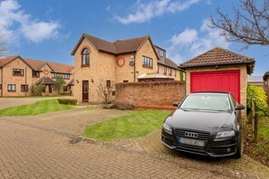 Exterior - Shenley House • Close to City Centre • Driveway Parking • Workspace • Smart TVs • Yoko Property (Milton Keynes)