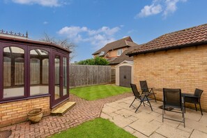 Outdoor dining - Shenley House • Close to City Centre • Driveway Parking • Workspace • Smart TVs • Yoko Property (Milton Keynes)