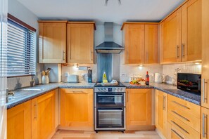 Fridge, microwave, oven, stovetop - Modern House • Sleeps 5 • Free Parking • Smart TVs • Fast WiFi (Milton Keynes)