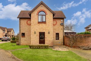 Exterior - Modern House • Sleeps 5 • Free Parking • Smart TVs • Fast WiFi (Milton Keynes)