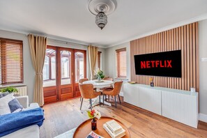 Smart TV - Shenley House • Close to City Centre • Driveway Parking • Workspace • Smart TVs • Yoko Property (Milton Keynes)