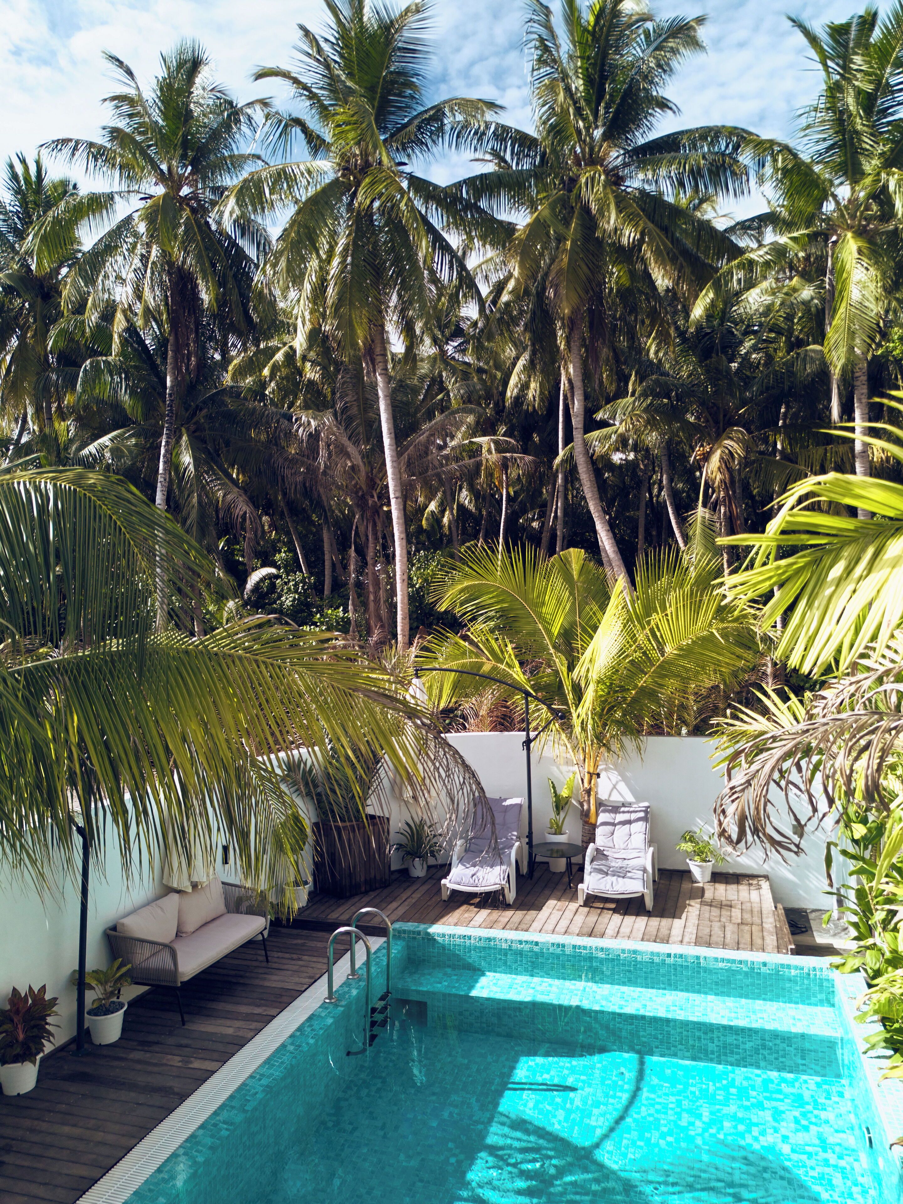 15 สระว่ายน้ำกลางแจ้ง