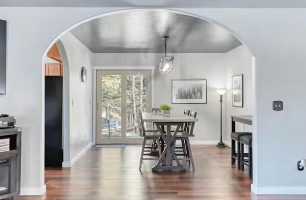 Dining - Charming 3-bedroom house with hot tub and WiFi in awesome Cripple Creek (Cripple Creek)