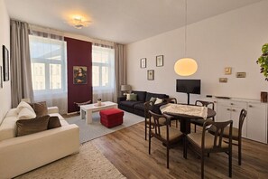 Apartment, Stadtblick | Wohnbereich | 68-cm-Smart-TV mit Digitalempfang, Arbeitsbereiche