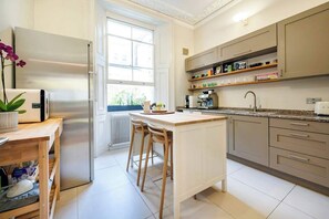 Kylskåp, ugn, spishäll och diskmaskin