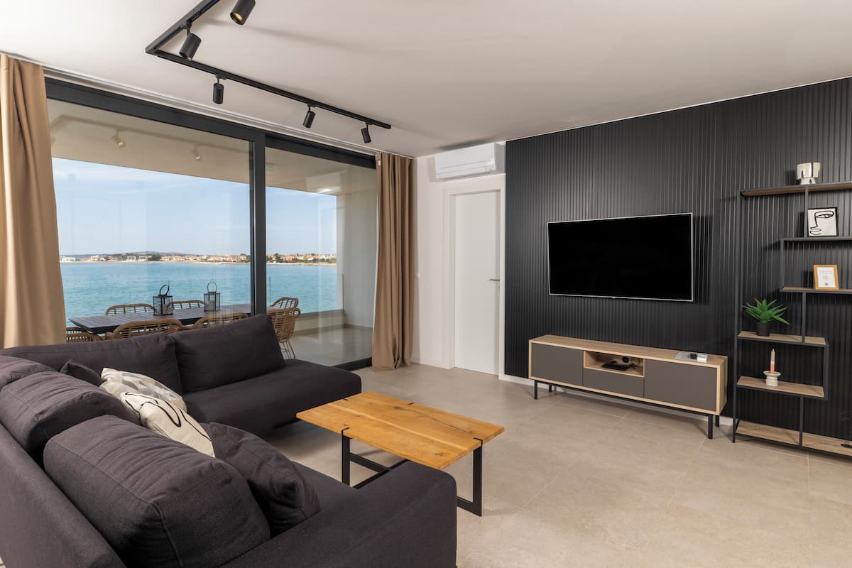 Penthouse, pemandangan laut, tepi pantai | Ruang keluarga | Televisi LCD 55-inci dengan saluran TV satelit dan Netflix