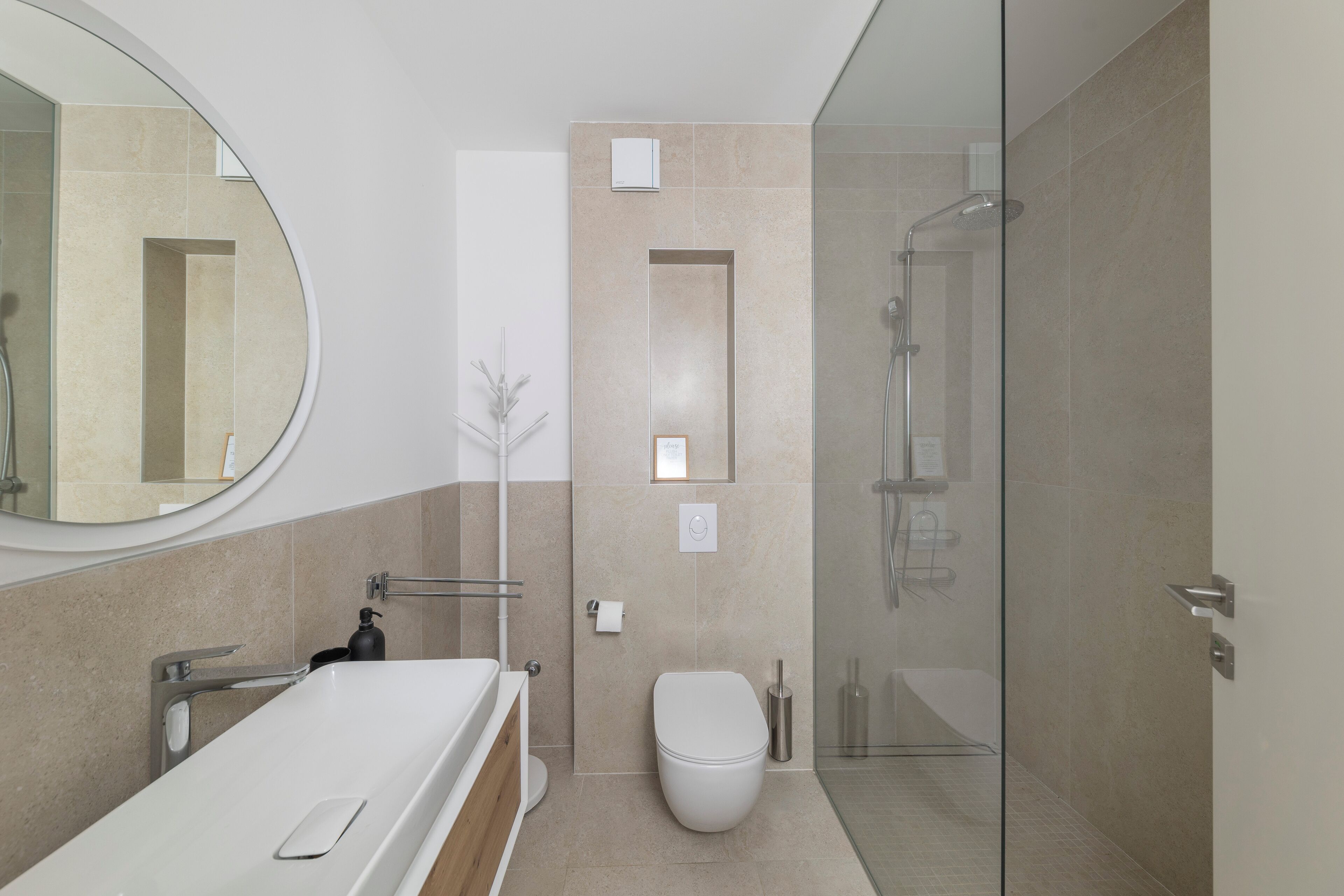 Ein modernes Badezimmer mit Badewanne, Toilette und einer Duschkabine.