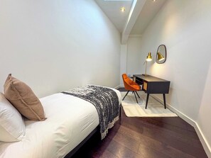 4 chambres, bureau, fer et planche à repasser, lit parapluie