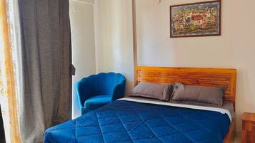 2 quartos, escrivaninha, ferros/tábuas de passar roupa