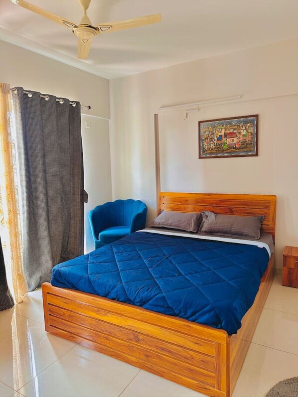 2 quartos, escrivaninha, ferros/tábuas de passar roupa