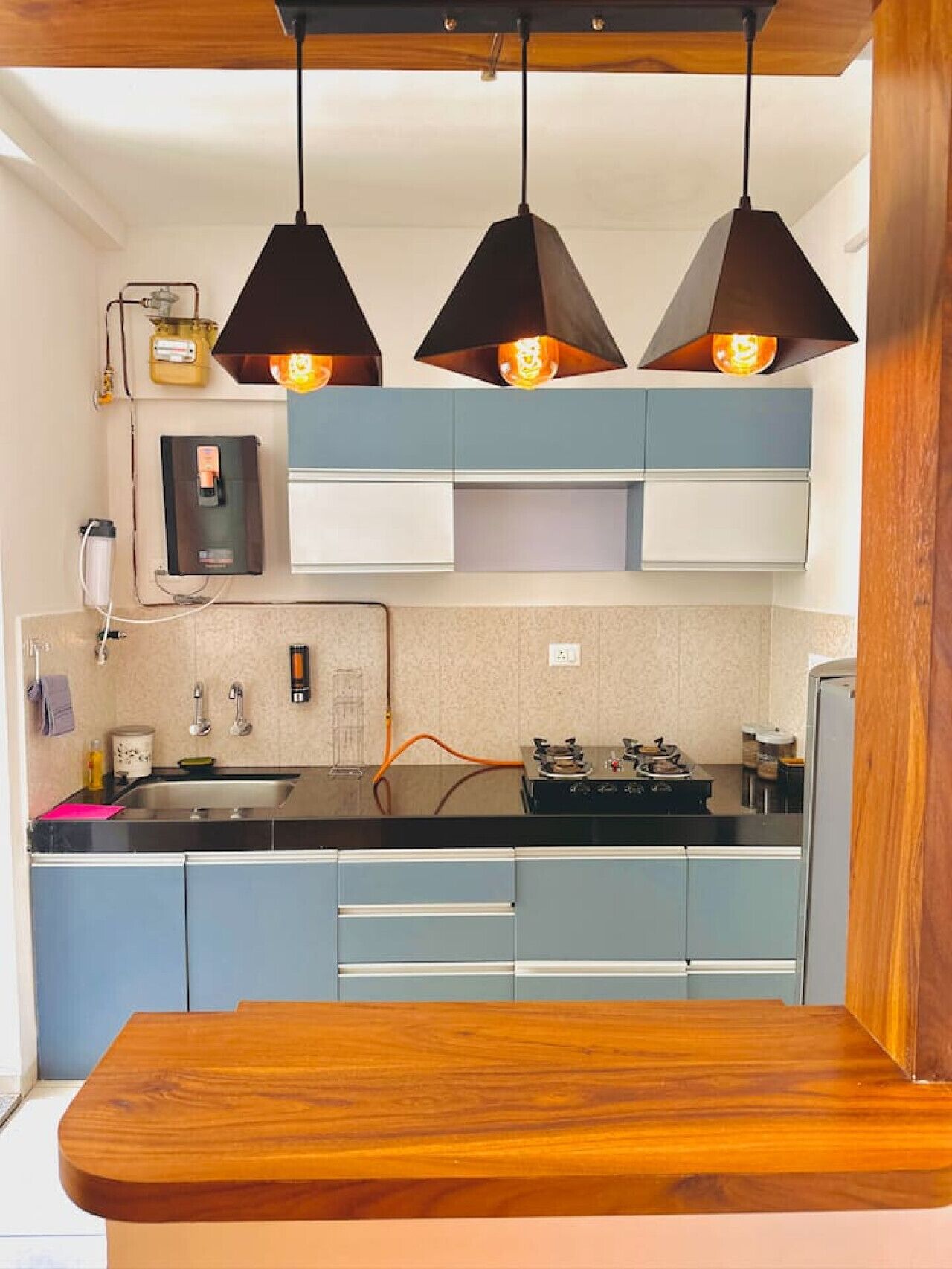 Kühlschrank, Mikrowelle, Herdplatte, Kochgeschirr/Geschirr/Besteck