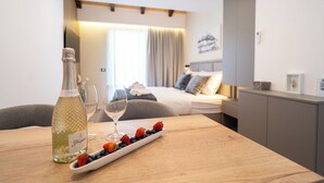 Ein Hotelzimmer mit Bett, Nachttisch und Blick auf die Stadt.