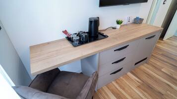 Caja de seguridad en la habitación y escritorio