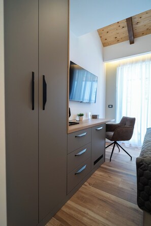 Habitación, vistas parciales al mar, frente al mar | Caja fuerte, escritorio, espacio para trabajar con un portátil