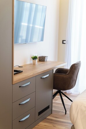 Room, Partial Sea View, Oceanfront | In-room safe, desk, laptop workspace, soundproofing - Seafront Sunset Studio&Rooms (Zadar)