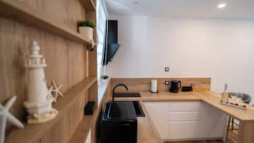 Studio, Balcony, Partial Sea View | Private kitchen