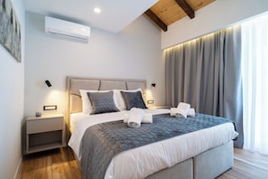 Room, Balcony, Oceanfront | In-room safe, desk, laptop workspace, soundproofing