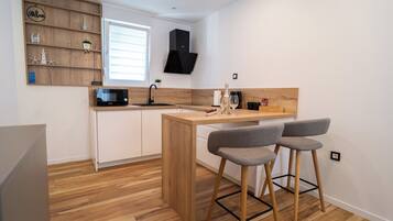 Studio, balkon, gedeeltelijk uitzicht op zee | Privékeuken | Een minikoelkast, een waterkoker