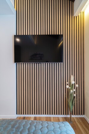 Studio, balcon, vue partielle sur la mer
