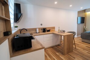 Estudio, balcón, vistas parciales al mar | Cocina privada | Frigorífico pequeño y hervidor eléctrico