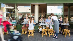 Outdoor dining - Art-Deco Gem in Midlothian, Opposite Beach (Bellevue Hill)